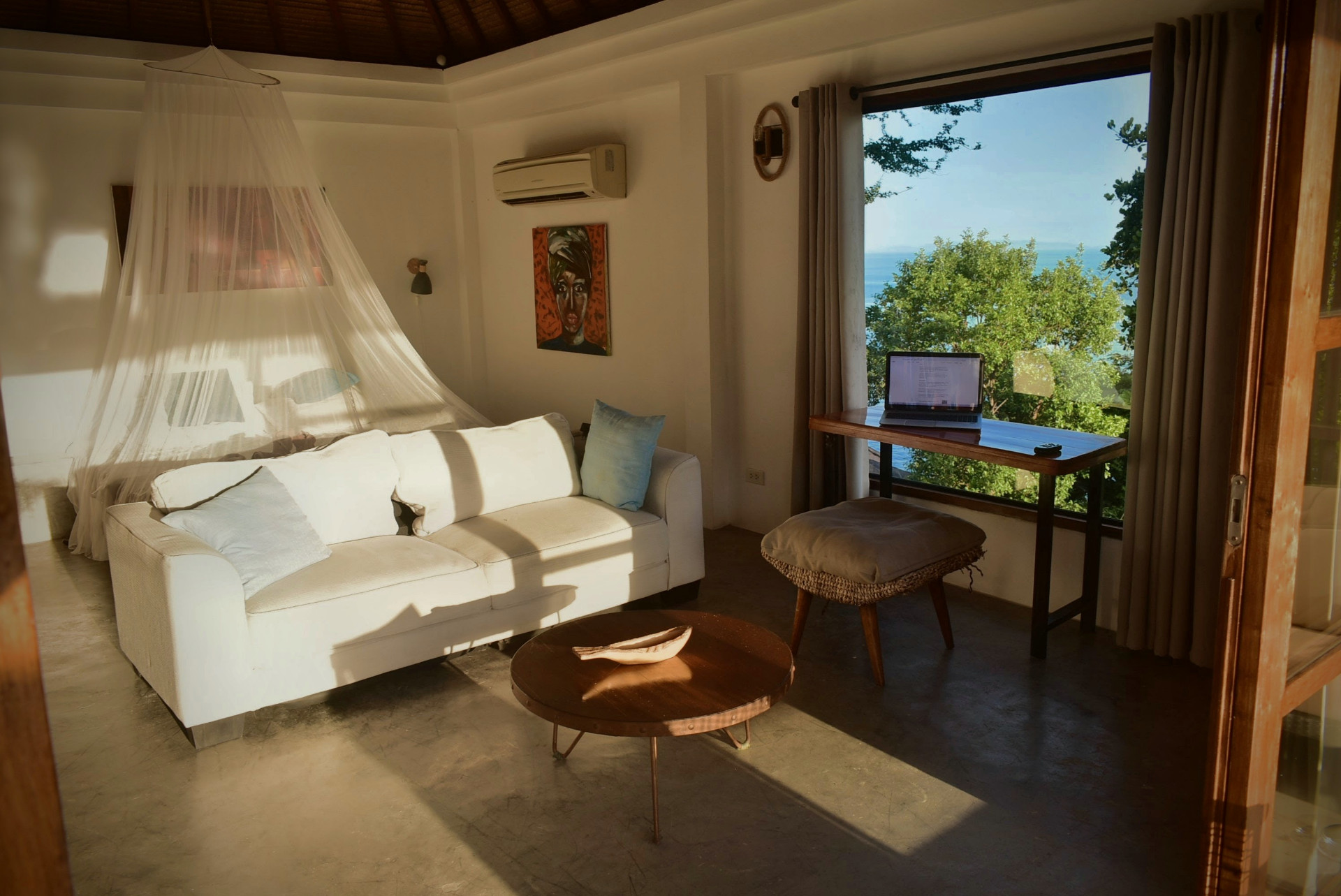 Living room with canopy bed and sea view at The Red Snapper House