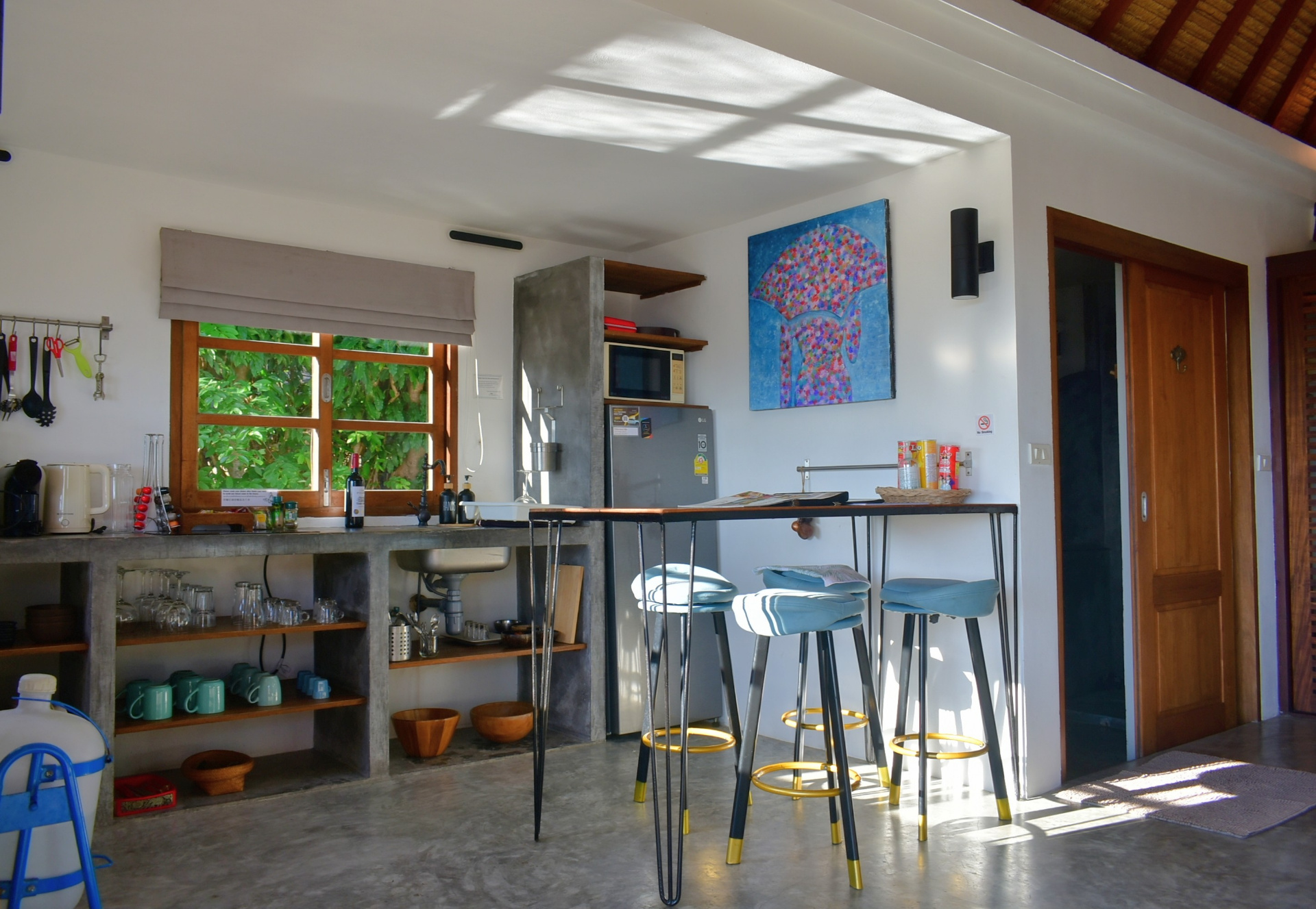 Open kitchen and breakfast bar in The Sailfish House